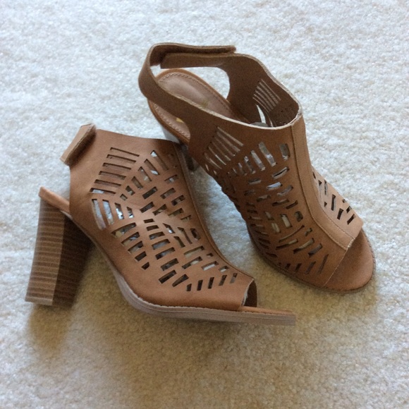Report Shoes - Report Heeled Sandals Size 7.5
